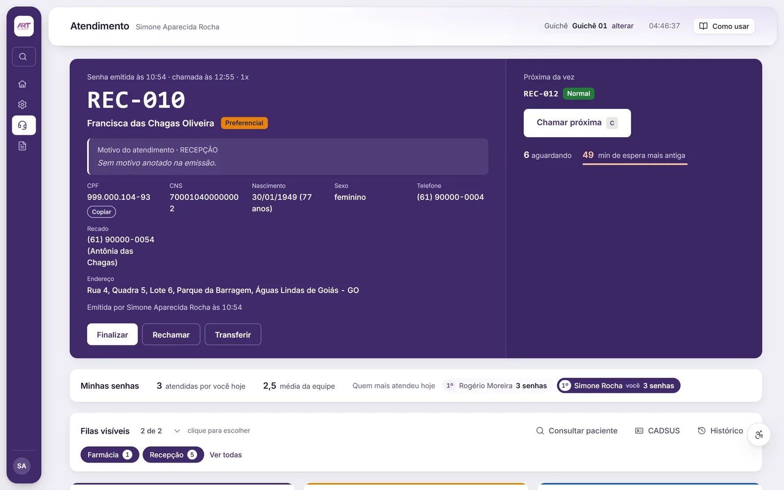 Tela do guichê com a senha REC-010 chamada, os dados da paciente e a próxima da vez, com dados fictícios